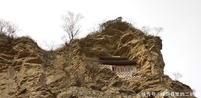 这个建于绝壁间隙中的中国奇观，险比悬空寺