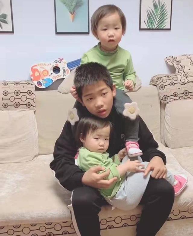 他们之间|儿子向妈妈要了10年妹妹,不料宝妈一口气生了俩,儿子生无可恋