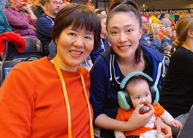 美人胚子|郎平孙女上幼儿园了!中美混血小可爱萌翻全场,五官出挑美人胚子