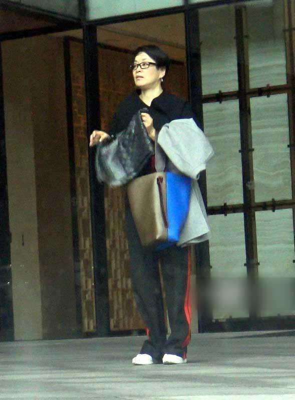 老太太|毛阿敏59岁真实不假,脸出油皮肤焉瘪,就是个普通老太太