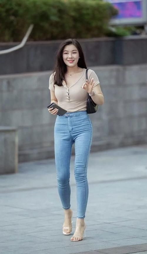 搭配|穿紧身牛仔裤，搭配高跟凉鞋，更显身姿曼妙！