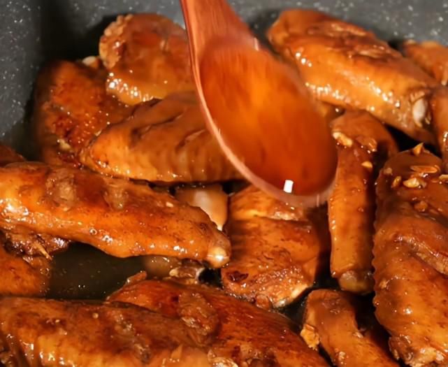  小孩|鸡翅这样做鲜嫩多汁，能把隔壁小孩都馋哭