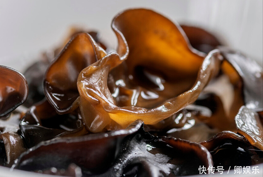 炒木耳时容易炸锅教你一招，轻松就解决，木耳脆嫩爽口不溅油