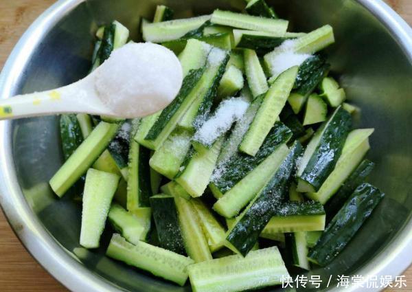 腌黄瓜|腌黄瓜不能直接撒盐,记住个细节,黄瓜更脆更入味,2个月都不坏