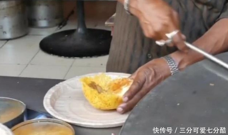 小吃|大妈街头巧卖“黄金碗”,10元一个,顾客:这碗真好吃