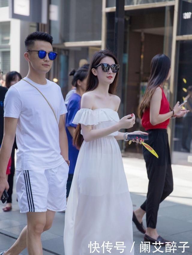 街拍长发飘飘的美女,黑色背心搭配灰色长裤,让人眼前一亮