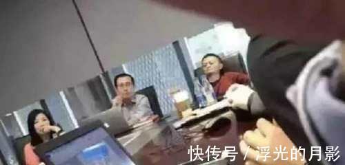 马云|马云开会时被员工偷拍，他的坐姿亮了，网友：一首凉凉送给你！
