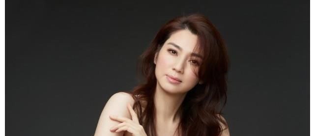 四姐妹相互踩场!蔡少芬狂轰朱茵身高,港普F4灿笑相拥姐妹情深