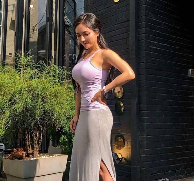 美女|美女街拍时尚优雅的小姐姐,紧身连衣裙的穿搭,尽显性感的气质