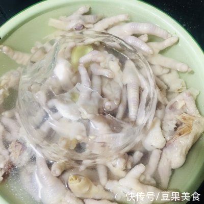 这道家喻户晓的泡凤爪是怎么做的呢？