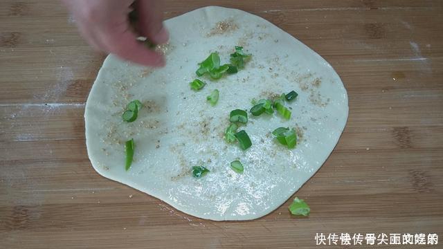 葱花饼这样做太香了,多加1种食材,外酥里软,凉了也不硬,解馋