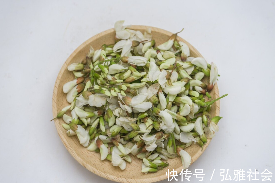 槐花|又到了吃槐花的季节，教你2个保存技巧，一年四季都能吃到鲜槐花