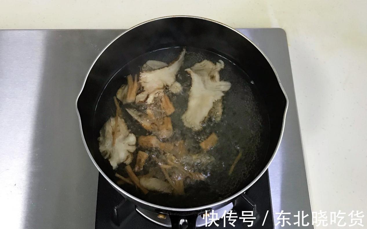 气血|天冷手脚冰凉,不妨煮点当归黄芪养生甜汤,补气血面色红润