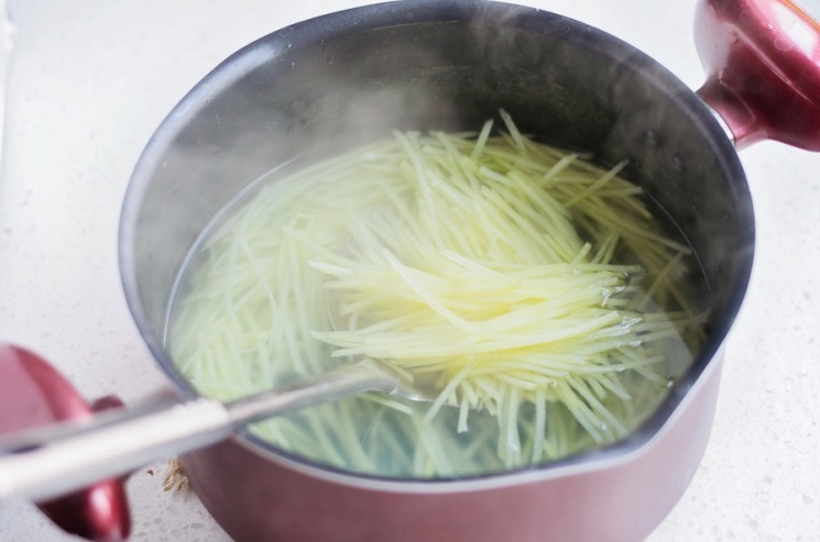 大厨|炒土豆丝,放醋时间不能错!大厨教你正确做法,脆爽入味,不粘锅