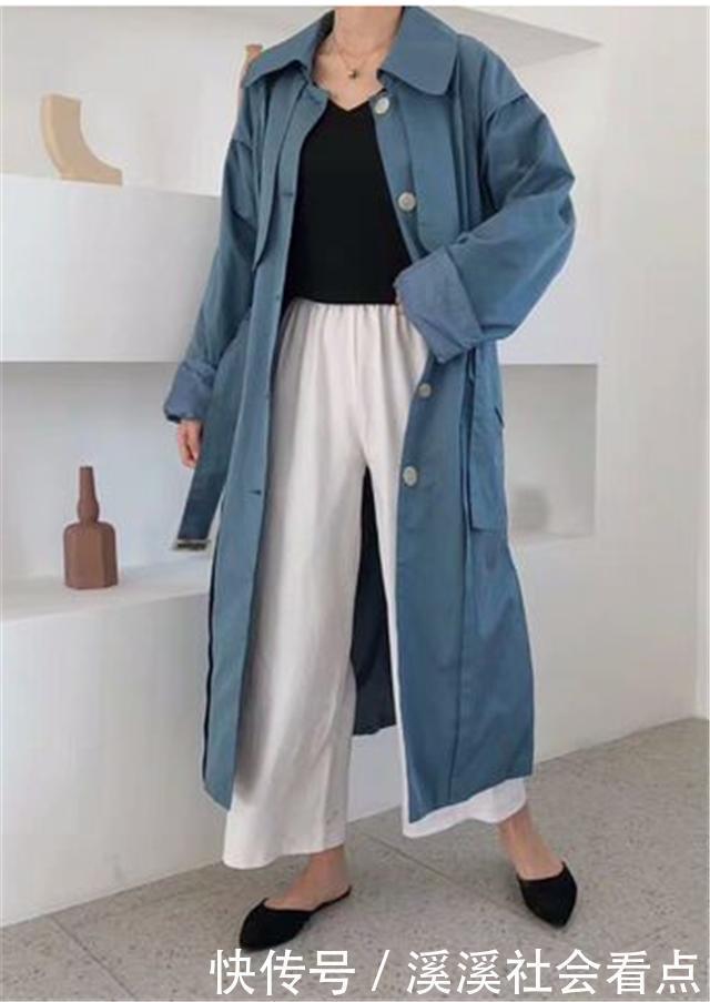 今年流行的“雾霾蓝”风衣,配上这5种“内搭”,洋气显瘦又高级
