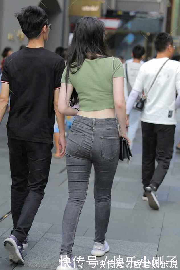 短袖|辣妈穿露脐短袖搭配牛仔裤，配置的不一样，彰显时髦特征