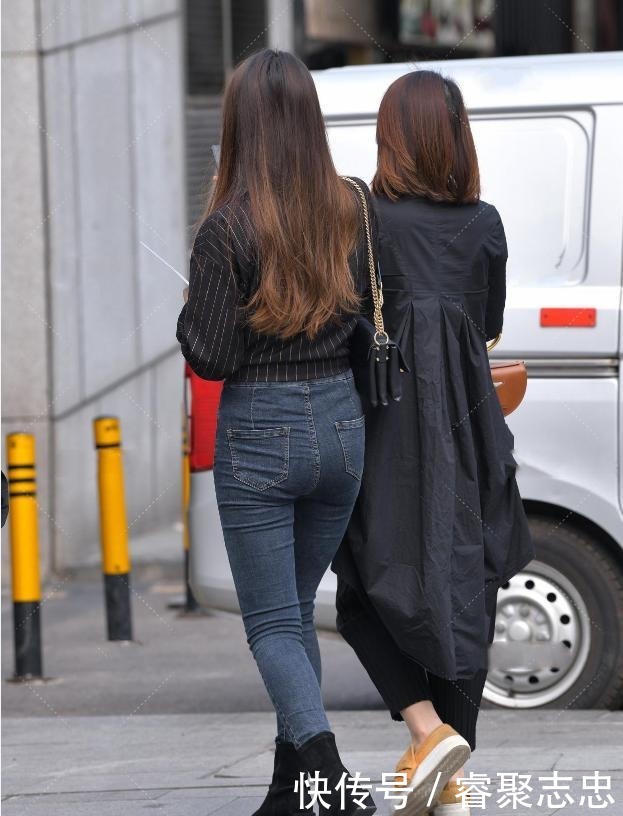 高挑|条纹衬衫搭配高腰牛仔裤,时尚女孩完美选择,身材高挑又撩人