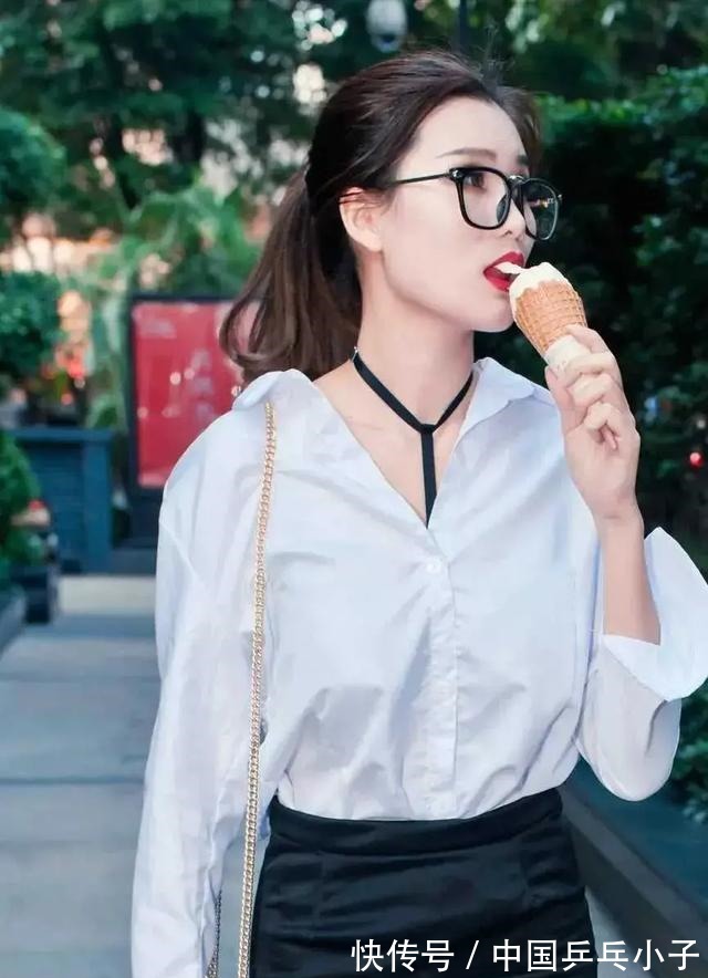 冰淇淋 穿了一款洁白的衬衣搭配黑色的裙子，边走边吃冰淇淋，神情自若！
