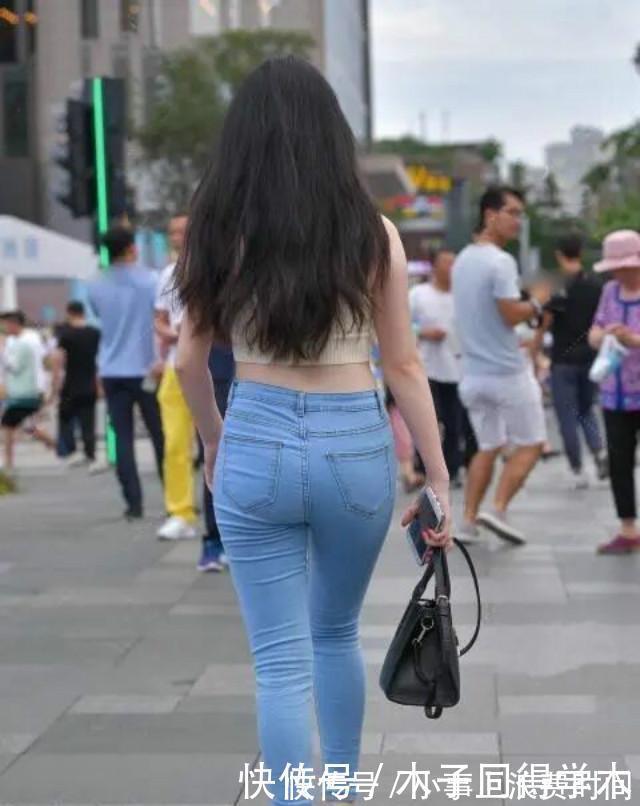 白色|黑色经典上衣搭配白色优雅打底裤,搭配的时尚感,很有讲究