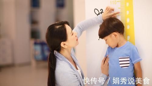 男孩|7岁男孩缺钙停止发育,身高仅1米,儿科医生怒斥:这2种食物别再纵容娃吃