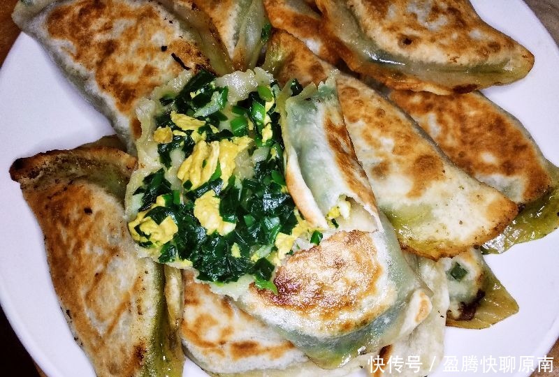 烙韭菜盒，调料施放有讲究!这么做皮酥馅鲜，韭菜翠绿不下汤