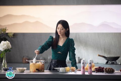 赵丽颖《中餐厅》路透，墨绿色波点上衣配A字裙，真的好瘦