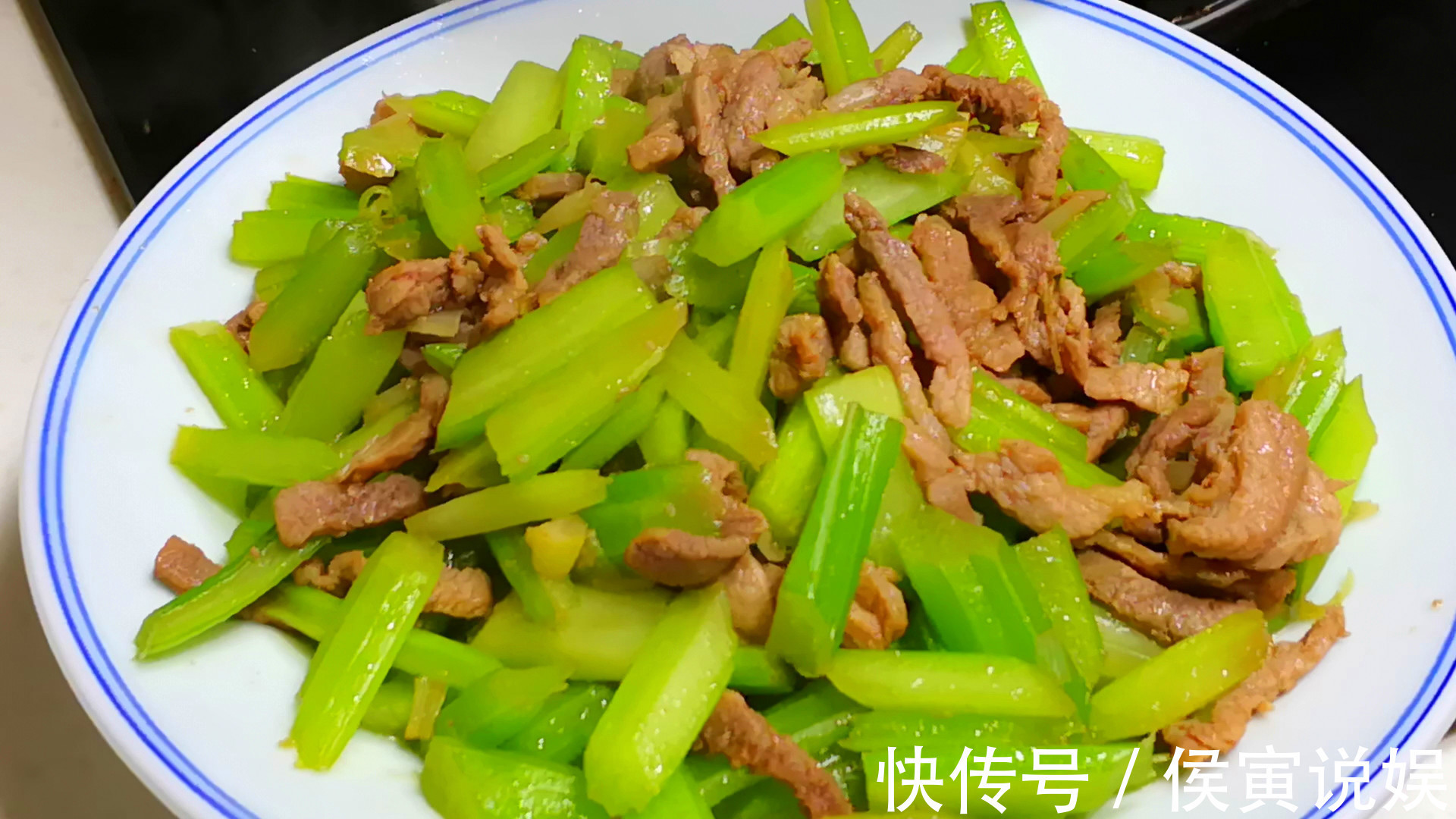 肉丝|炒芹菜,记住“3要点”,炒出的芹菜脆嫩爽口味道正,好吃不塞牙