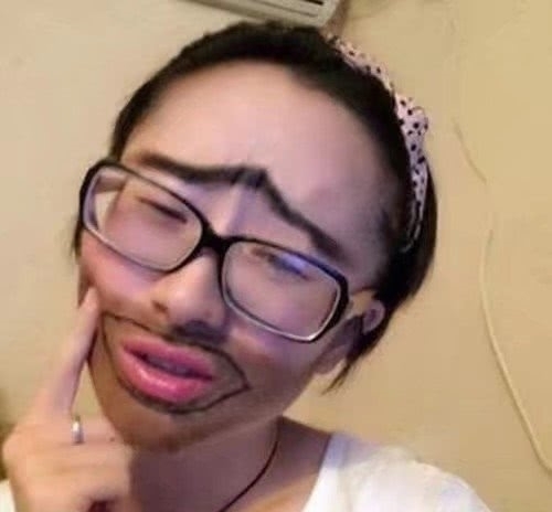 |幽默笑话:宿舍一哥们买了一碗饺子,味道弥漫了整个宿舍