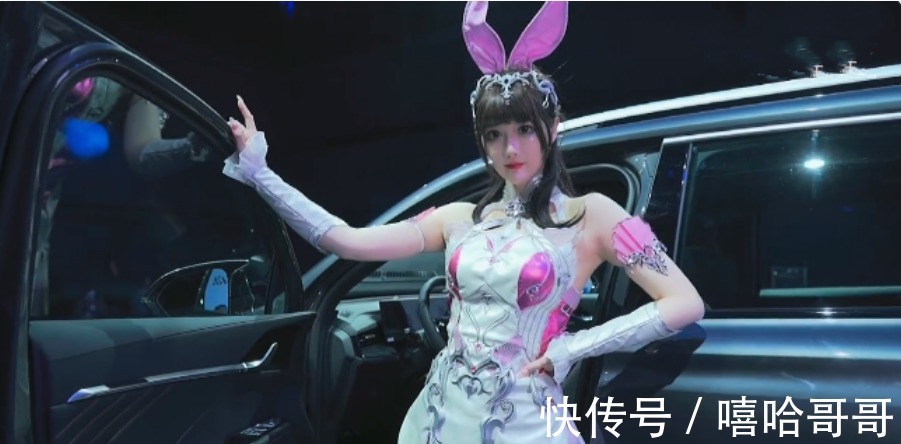 蓝银皇|斗罗大陆:当唐三和小舞变成“车模”,婴儿肥小舞很可爱,唐三却变成杀马特