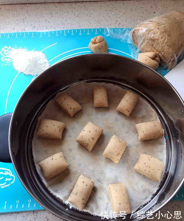 红糖馒头这样做,配方比例看下面,馒头香软蓬松,比买的好吃多了