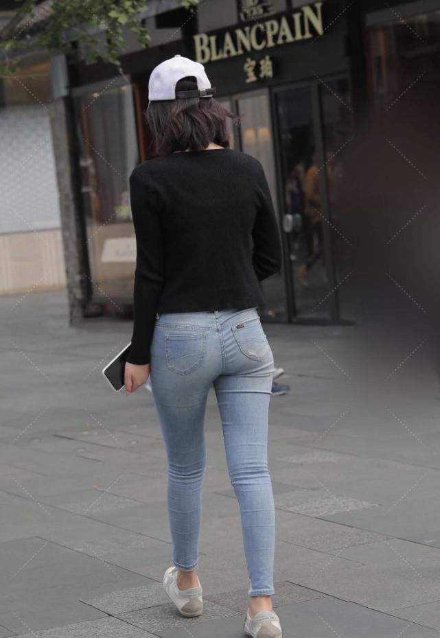 帽子|运动上衣搭配乞丐风牛仔裤,肚脐装和帽子让穿搭更具夏日时髦感