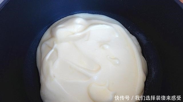 平底锅就能完成的、入口即化的舒芙蕾式蛋糕,简单好做,太好吃!