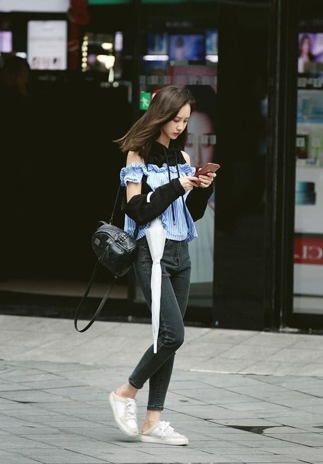 街拍:淡雅脱俗纯洁的妹子,身姿丰腴颜值和穿搭不多见