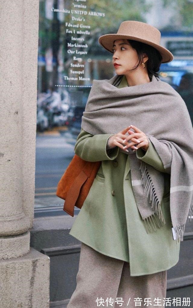 浅灰色 时尚博主的高级穿搭来了,淡绿色西装配浅灰色半身裙,简约又时尚!