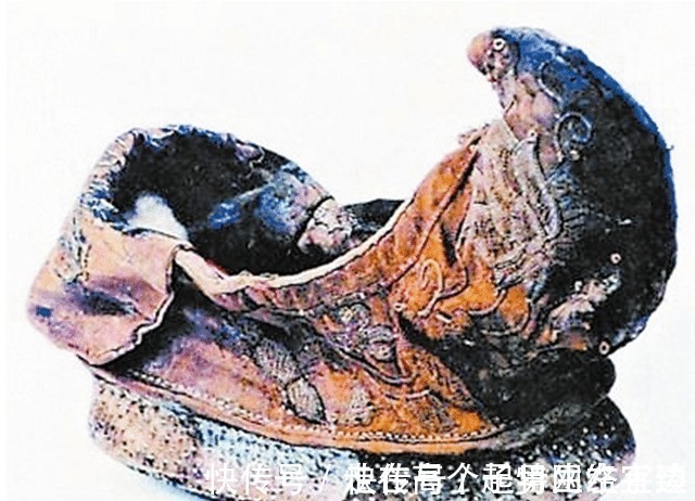 舶来品 中国人都觉得高跟鞋是一种舶来品,殊不知千年前中国就有了高跟鞋