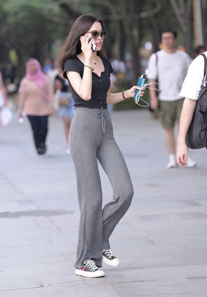 30岁姐姐简直太惊艳了，一身酷炫套装，尽显优雅气质