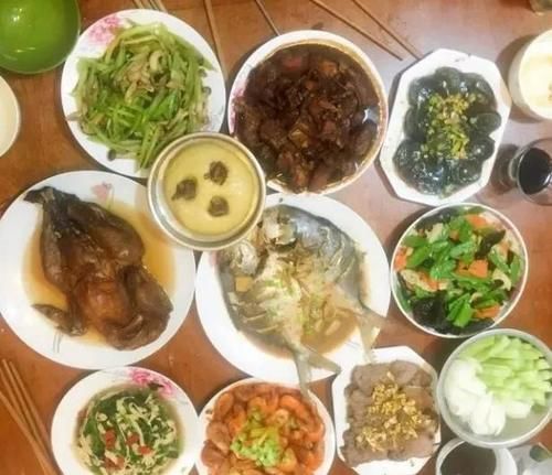 实拍15个普通家庭的年夜饭，比比谁家的年味最浓
