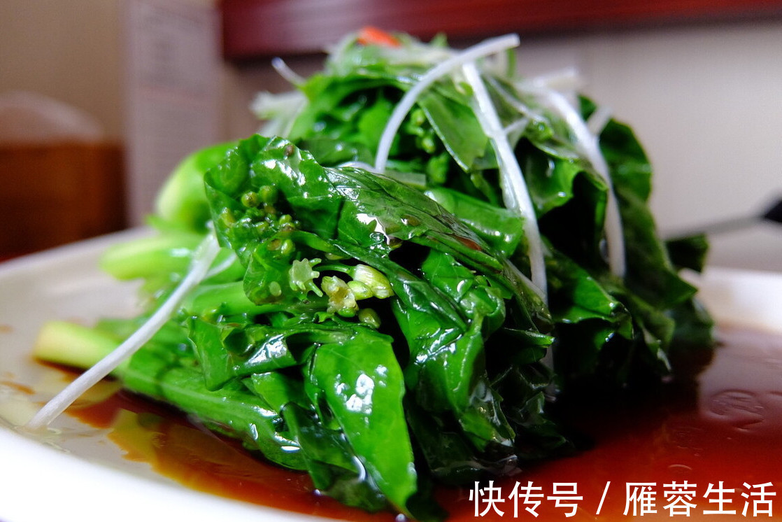 青菜|炒青菜不可直接下油锅,掌握2个关键技巧,青菜又脆又嫩不变色