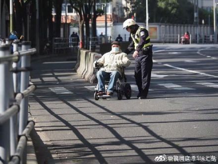 民警|92岁老人轮椅断电 民警将其安全送回家