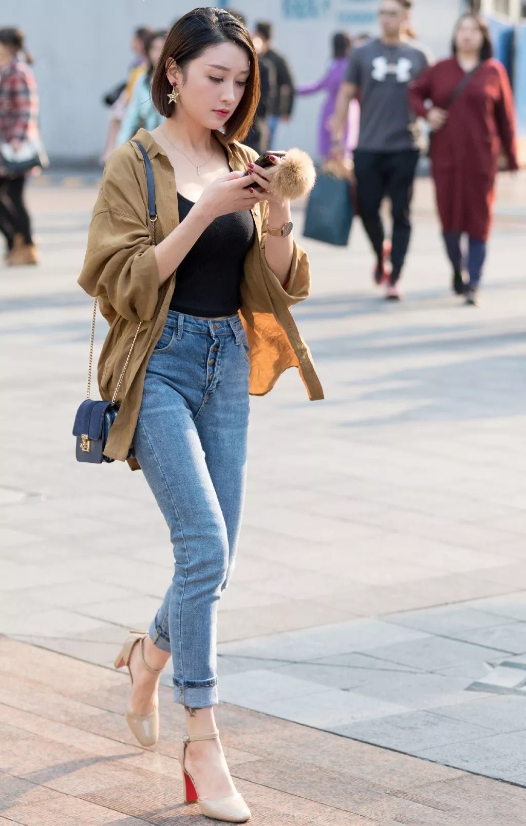 街拍：时尚高跟鞋搭配，让女性看上去更加漂亮