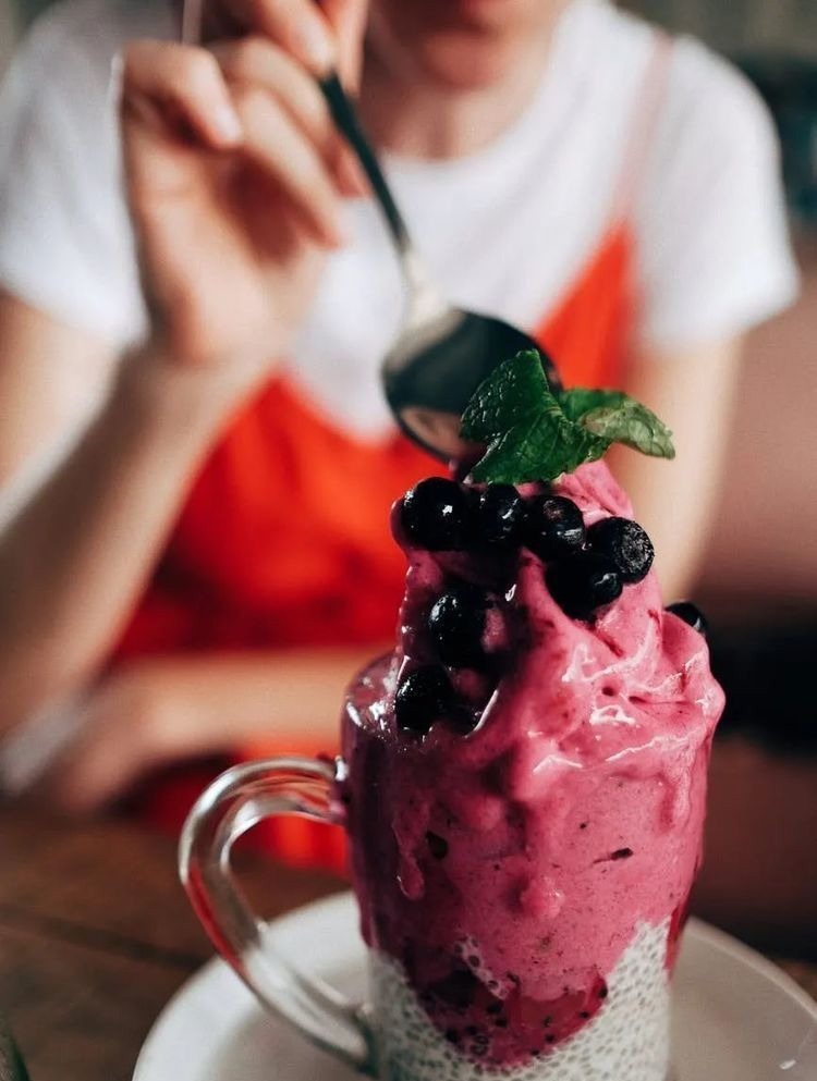 丈夫|孕妇“偷吃”雪糕，被丈夫看见后赶紧闪躲，孕期能吃雪糕？