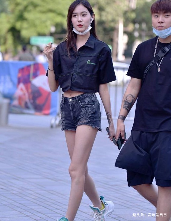 路人街拍,阔腿裤套装,让造型轻松美丽