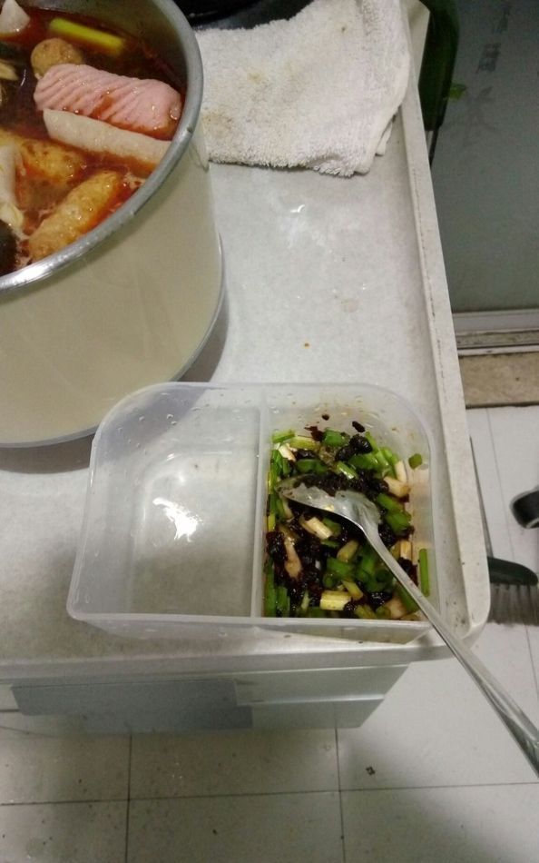 一家6口去吃火锅,只要锅底还吃了2小时,结账时服务员发现问题