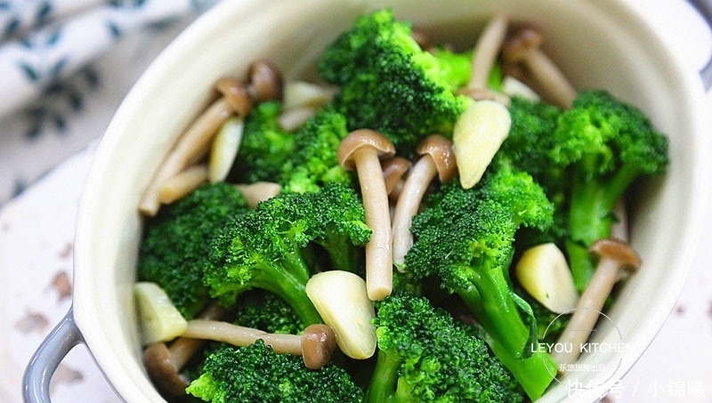 没怎么调味，却很鲜美的一道菜，热量不高，常吃大肚腩越来越小