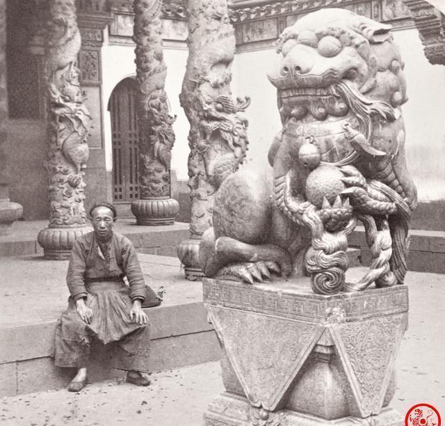 老照片|晚清老照片：小脚贵妇穿华丽汉服，新婚夫妻表情严肃