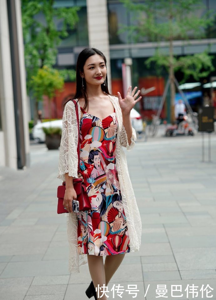 看着|小姐姐颜值高身材好,看着的确很是醒目