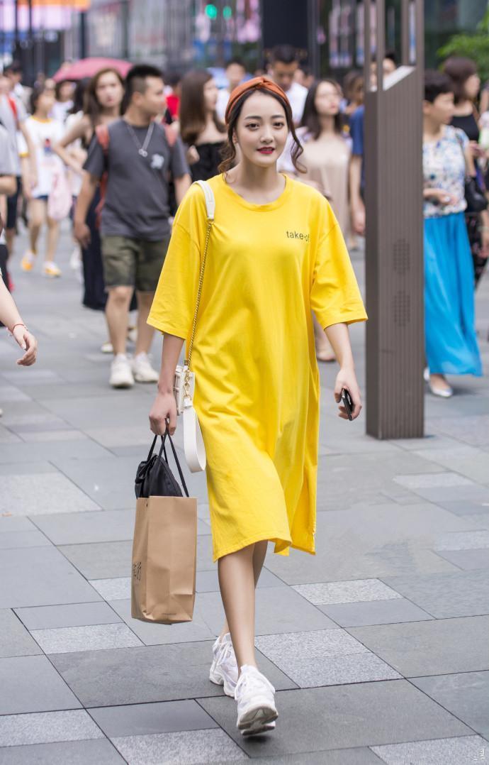 街拍:美女字母裙搭配针织衫,穿着呈现出唯美的姿态,优雅大方