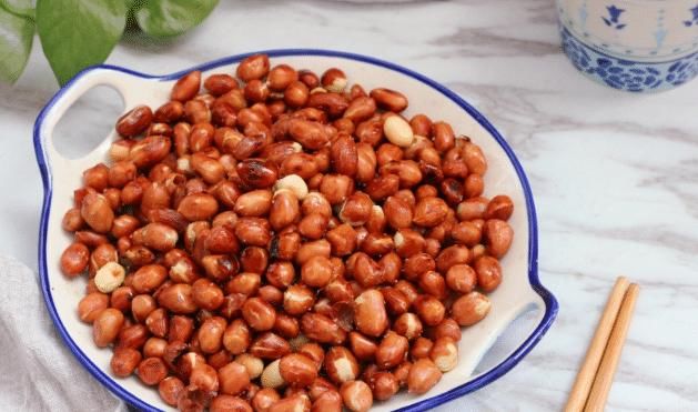 油炸花生米,不能直接用油炸!学会3技巧,酥香可口,不糊不回潮