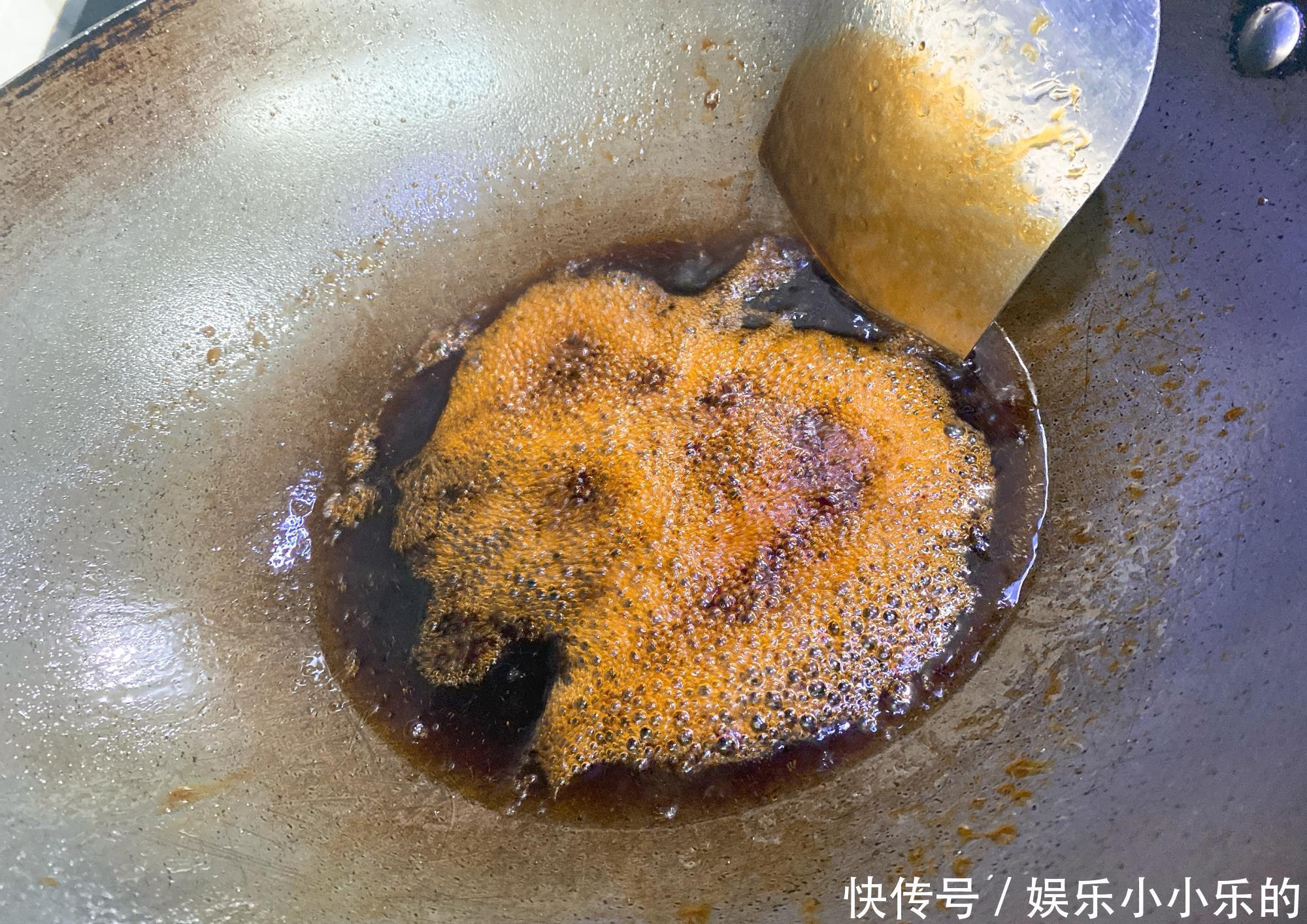 炒糖色到底是用油还是水?大厨教你,好多人都做错,难怪又黑又苦
