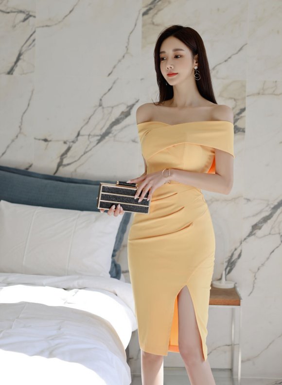 孙允珠气质依然性感迷人，淡黄色一字肩紧身包臀裙，尽显成熟魅力